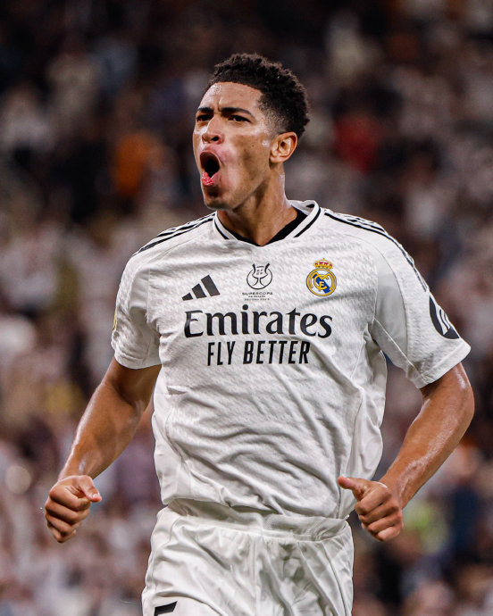 他在闹，他在笑，林加德与拉什福德通道内嬉戏（笑闹不断，林加德和拉什福德在通道内打趣嬉闹）